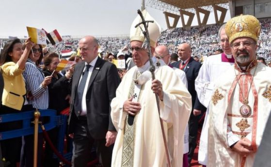 Папа Франциск отслужи литургия на стадион в Кайро