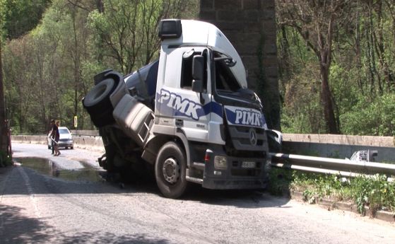 Шофьор на камион загина при катастрофа на пътя Стара Загора-Казанлък