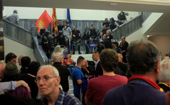 Откриха самоделна бомба в македонския парламент
