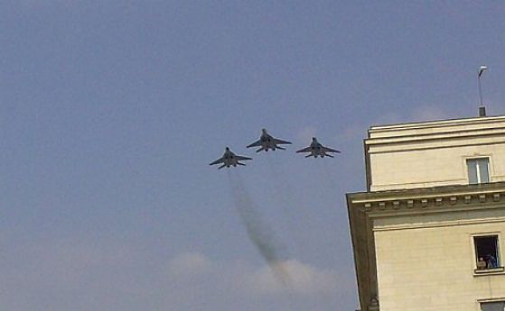 Самолети прелитат над София в подготовка за парада