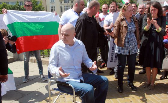 Слави Трифонов: Човек може да влезе в парламента и със сила