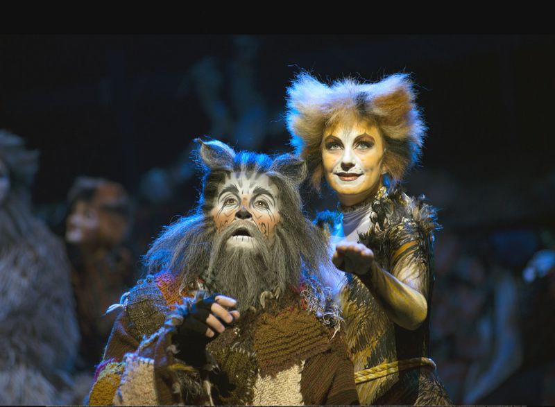 2 дни строят 20-метрова сцена и сценичния декор за 