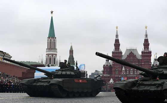 Русия отбелязва Деня на Победата с военни паради (снимки)