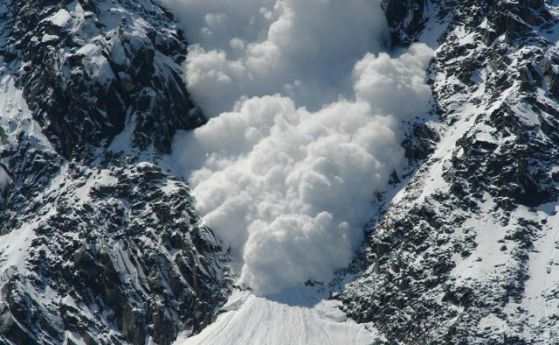Трима загинаха след лавина във Френските Алпи