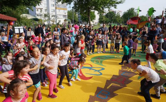 Нова детска площадка бе открита в Козлодуй с подкрепата на „Русатом Сервис“