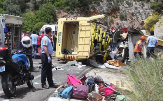 Туристически бус падна в пропаст в Турция, 23 са мъртви