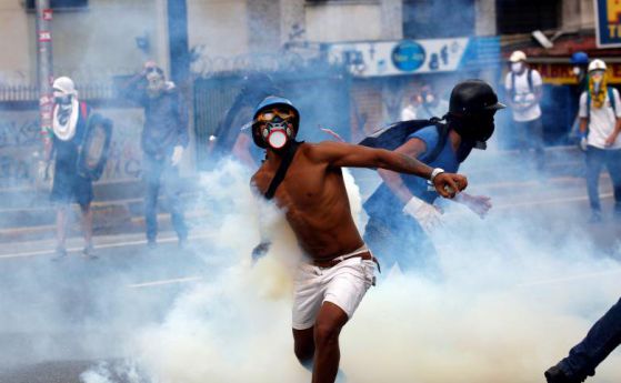 Още двама загинаха на протестите във Венецуела