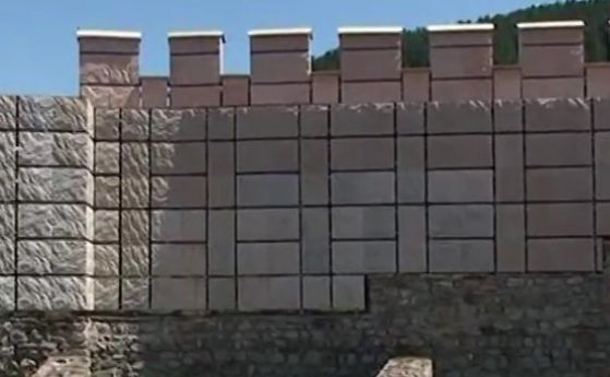 Бутат пластмасовата крепост на Кракра, ама след 2 години