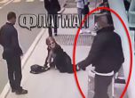 Млад мъж ритна в гръб и счупи таза на пенсионерка на спирка (видео)