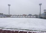 Майски сняг затрупа стадион в Русия