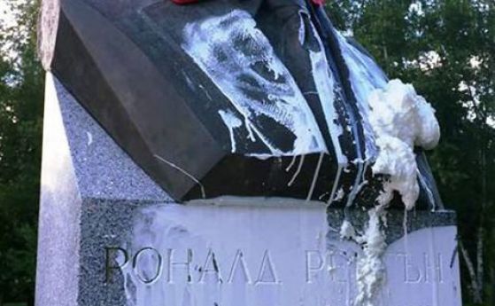 Оскверниха паметника на Роналд Рейгън в София