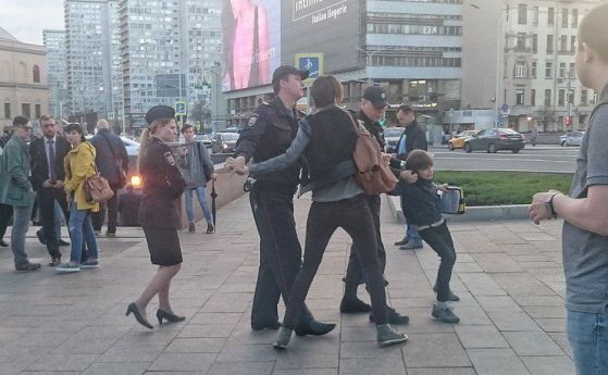 В Москва арестуваха дете, рецитирало "Хамлет" на улицата (видео)