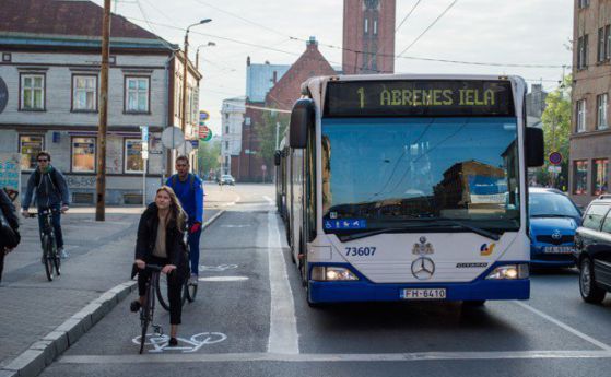 След като общината не реагира, колоездачите в Рига сами си начертаха велоалеи