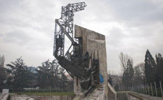Махат паметника пред НДК през лятото, започва строежът на метрото към Горна баня