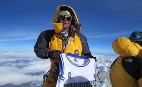 Фен на Стивън Къри качи екипа му на Еверест