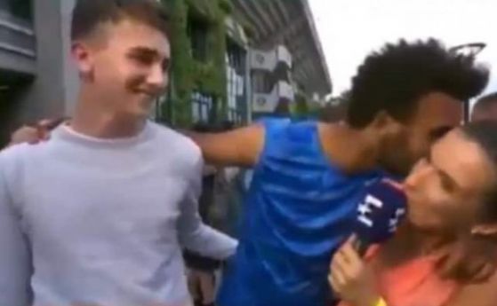 Френски тенисист изхвърча от "Ролан Гарос", след като целуна репортерка