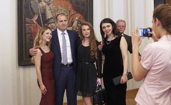 Президентът и абитуриентите (галерия)