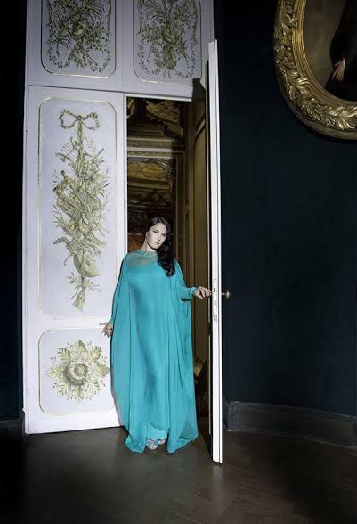 Соня Йончева пее на сцената на 