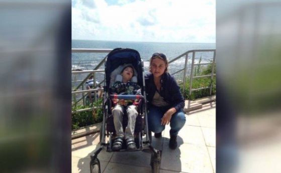Откраднаха количката на дете с церебрална парализа