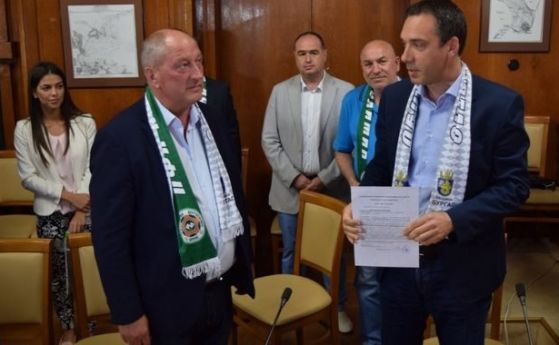 Общината спира парите, Нефтохимик фалира