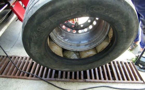 Гранични полицаи откриха над 94 кг канабис в гуми на "Скания"