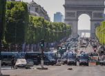 Кола се вряза в бус на жандармерията в центъра на Париж (обновена)