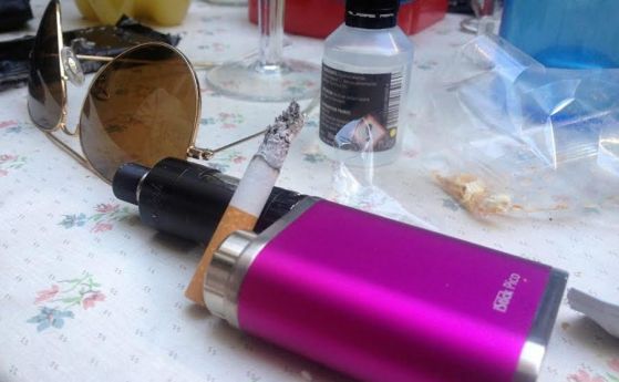 Кой е Алис Джордж Дали все още пуши Дали въобще