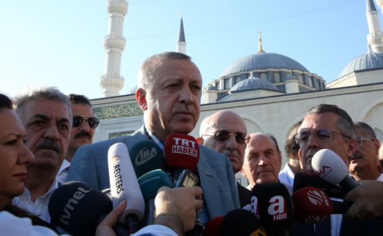 Ердоган припадна на молитва в Истанбул