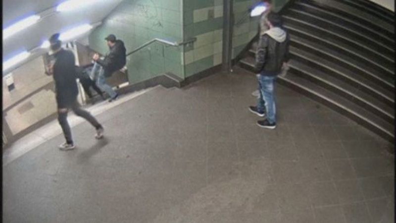 Кадрите от бруталната атака срещу беззащитна жена в берлинското метро