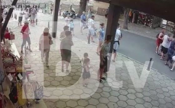 Мъж нападна туристи на оживена улица в Несебър Инцидентът е