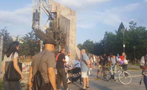Десетки излязоха на протест в защита на паметника 1300 години