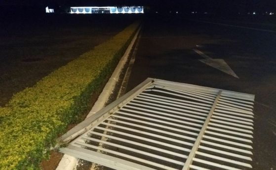 Кола се вряза вчера в портала на президентската резиденция в