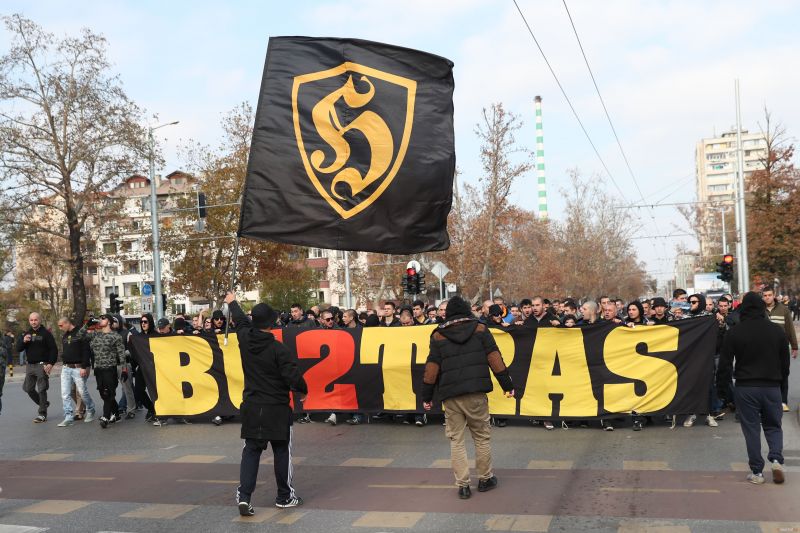 Автобус с фенове на ФК Ботев Пловдив е бил задържан