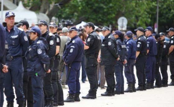 Депутатите ще гласуват пари за дрехи на полицаите