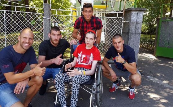 В ЦСКА София показаха благородни сърца Те протегнаха ръка на момиче