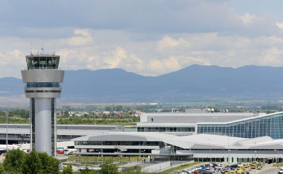 Самолет ще извършва ниски прелитания по необичайни маршрути над София