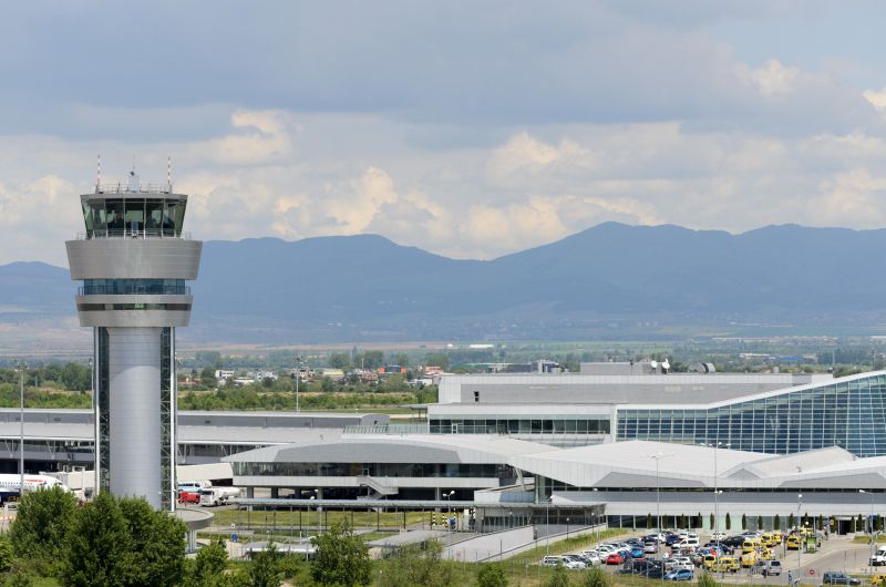 Самолет ще извършва ниски прелитания по необичайни маршрути над София