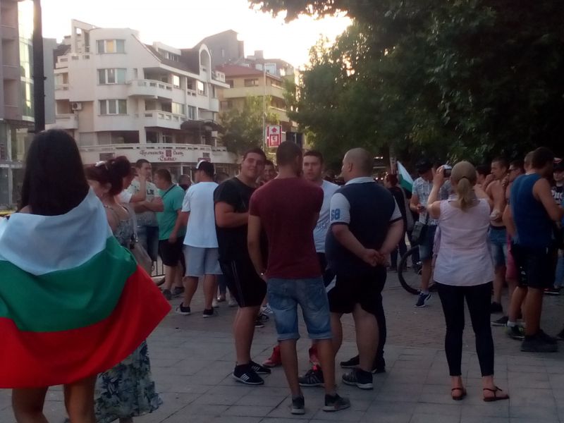 Жители на Асеновград се събраха отново на мирен протест заради побоя