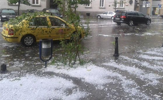 Две кръстовища в София се наводниха