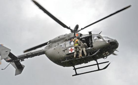 Спасителен хеликоптер се разби в Индонезия, 8 души загинаха