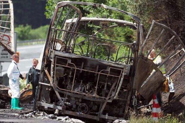 Най-малко 11 души са загинали при катастрофата на туристически автобус