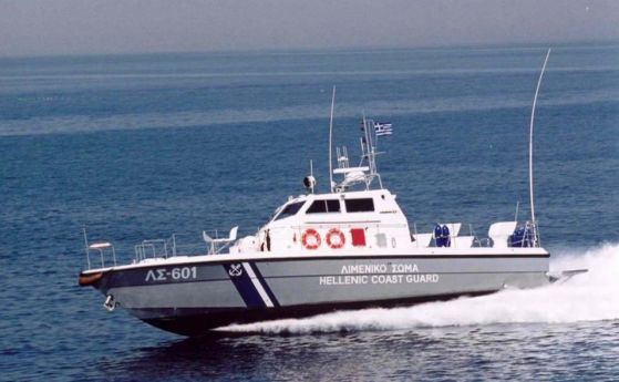 Гръцката брегова охрана е открила предупредителен огън срещу товарен кораб