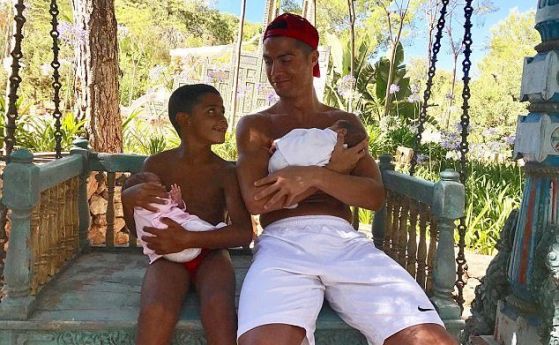 Роналдо събра трите си деца