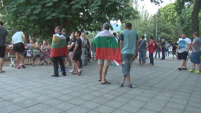 За поредна вечер: Асеновград излезе на протест срещу ромите, нападнали гребци