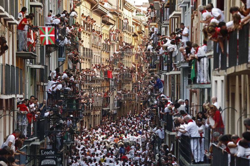 Фестивалът Сан Фермин в испанския град Памплона е най-важния празник