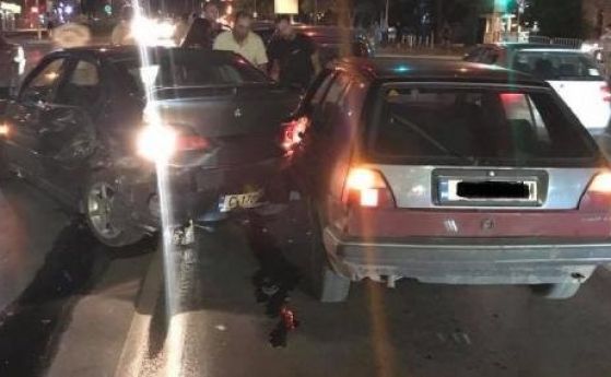 Верижна катастрофа с 5 автомобила е станала на кръстовището на