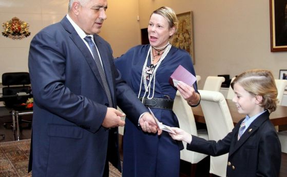 Борисов връчи български паспорти на Княгиня Калина и сина й Симеон-Хасан