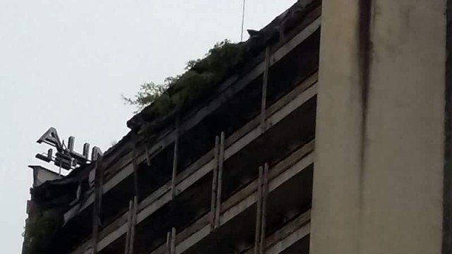 Част от покрива на сградата на бившия хотел Соколица в