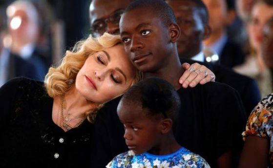 Мадона основа детска болница в Малави