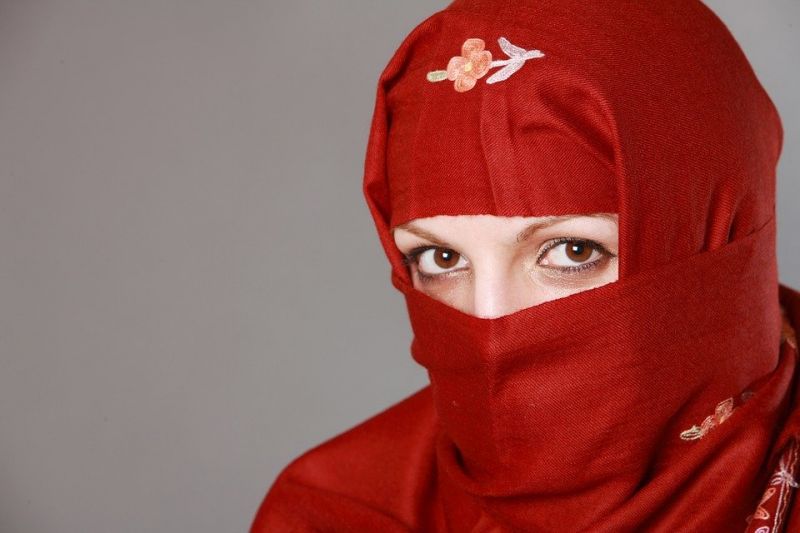 Все по-големият брой ирански жени, които отказват да носят хиджаб